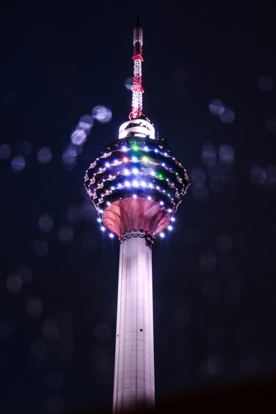 夜间针塔